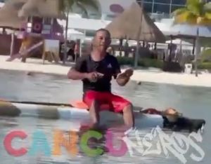 Video: Sorprenden a un hombre sacando estrellas de mar en una playa de Cancún.