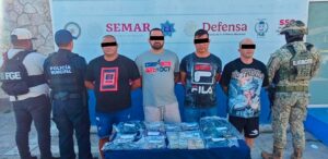 Capturan FGE Quintana Roo, Defensa y Policía Municipal a tres cubanos y un mexicano con drogas y más de 75 mil dólares en efectivo, en Benito Juárez