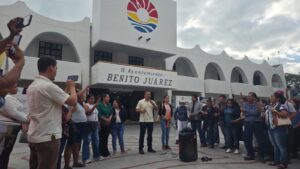 Familias de diferentes colonias se manifiestan en la explanada del ayuntamiento de Benito Juárez.