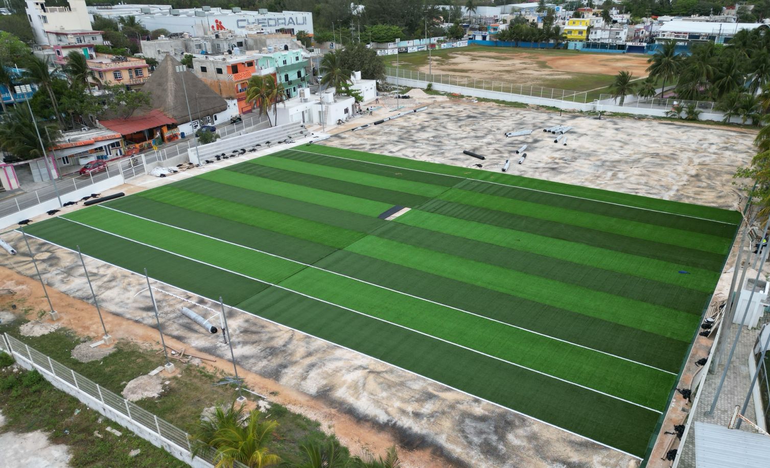 Continúan los avances en la cancha de fútbol soccer de Isla Mujeres