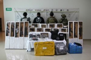 Aseguran autoridades narcóticos y armas de fuego en 2 cateos y detienen a 6 sujetos por narcomenudeo en Benito Juárez