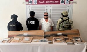 FGE Quintana Roo, Defensa y Policía Municipal, capturan a un sujeto con posibles drogas y armas de fuego en Tulum.